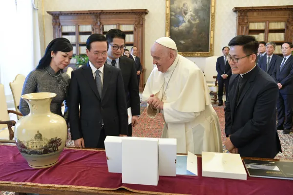 Papa Francesco e il presidente del Viet Nam Vo Van Thuong, Palazzo Apostolico Vaticano, 27 luglio 2023 / Vatican Media / ACI Group