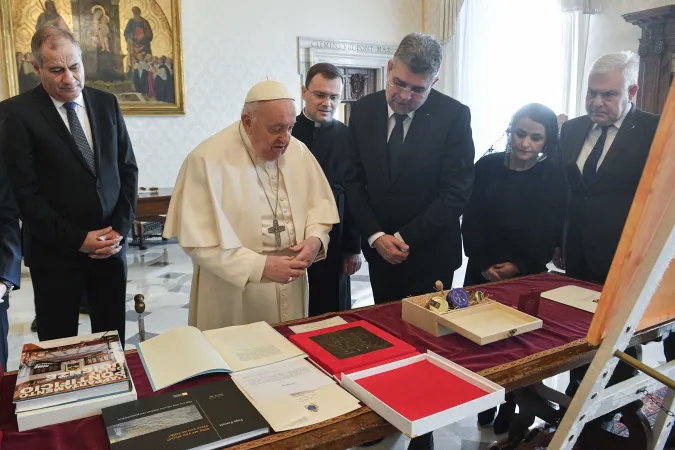 Papa Francesco, Primo Ministro di Romania | Papa Francesco con il primo ministro romeno Ciolacu | Vatican Media / ACI Group