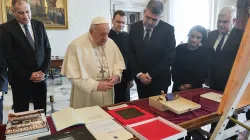 Papa Francesco con il primo ministro romeno Ciolacu / Vatican Media / ACI Group