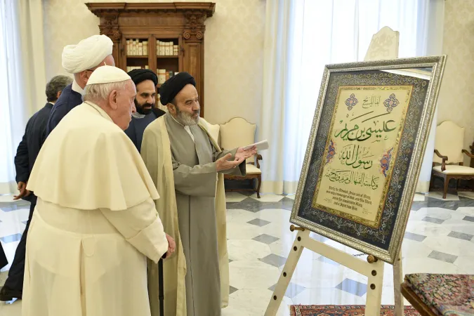 Papa Francesco incontra l'Ayatollah Seyed Abu al Hassan Navab, rettore dell'Università di Qom, in Iran | Vatican Media / ACI Group