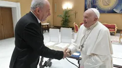 Papa Francesco saluta il presidente ungherese Támas Sulyok, Auletta Paolo VI, 25 aprile 2024 / Vatican Media / ACI Group
