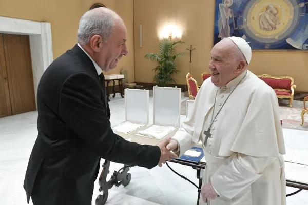 Papa Francesco saluta il presidente ungherese Támas Sulyok, Auletta Paolo VI, 25 aprile 2024 / Vatican Media / ACI Group