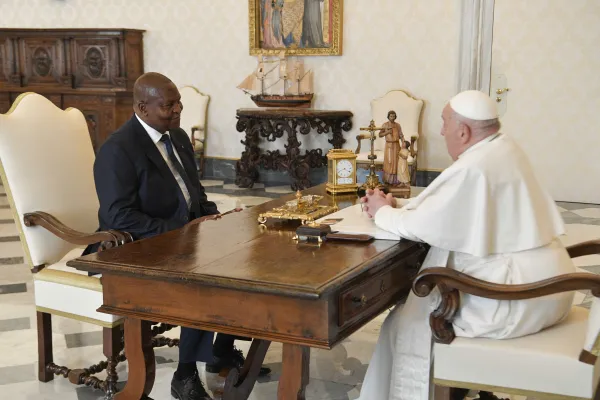 Papa Francesco con il presidente della Repubblica Centrafricana Touadéra, Palazzo Apostolico Vaticano, 27 gennaio 2024 / Vatican Media / ACI Group