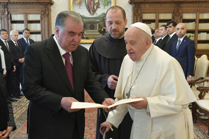 Papa Francesco, presidente Rahmon | Papa Francesco con il presidente del Tadjikistan Rahmon, Palazzo Apostolico Vaticano, 26 aprile 2024 | Vatican Media / ACI Group
