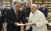Papa Francesco con il presidente del Tadjikistan Rahmon, Palazzo Apostolico Vaticano, 26 aprile 2024 / Vatican Media / ACI Group