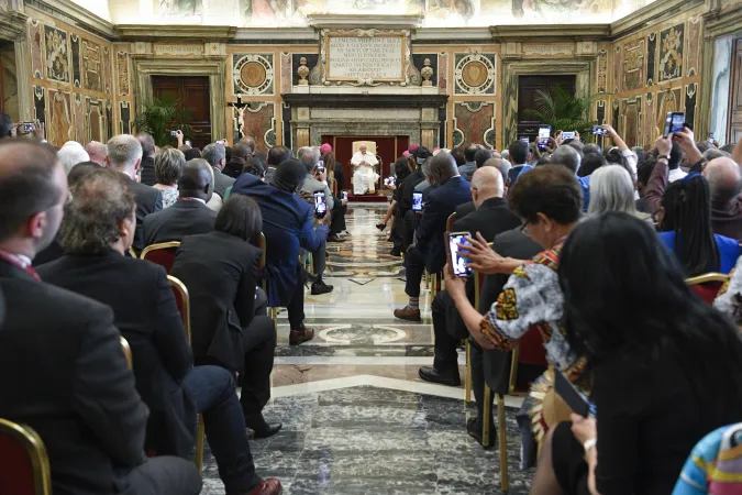 Papa Francesco con i delegati di Caritas Internationalis, 11 maggio 2023 | Vatican Media / ACI Group