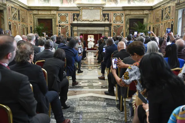 Papa Francesco con i delegati di Caritas Internationalis, 11 maggio 2023 / Vatican Media / ACI Group