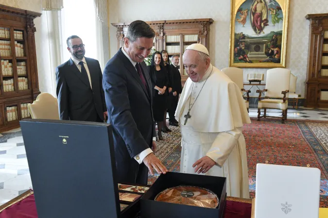 Papa Francesco e il presidente sloveno Pahor, Biblioteca del Palazzo Apostolico, 7 febbraio 2022 | Vatican Media / ACI Group