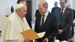 Papa Francesco e il Cancelliere tedesco Scholz / Vatican Media / ACI Group