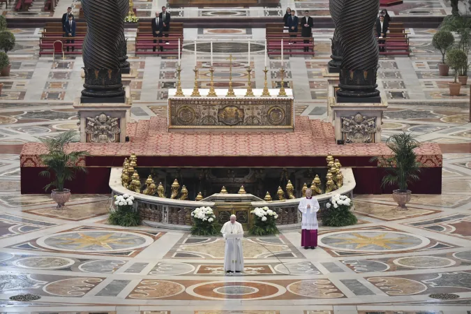 Papa Francesco, Urbi et Orbi di Pasqua | Papa Francesco durante l'Urbi et Orbi di Pasqua  2020, in una Basilica di San Pietro vuota | Vatican Media / ACI Group