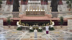 Papa Francesco durante la benedizione Urbi et Orbi, cancelli dell'Altare della Confessione, Basilica di San Pietro, 12 aprile 2020 / Vatican Media / ACI Group