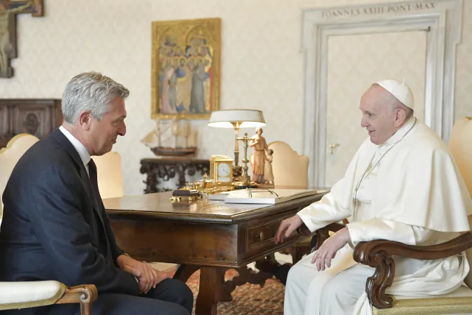Filippo Grandi e Papa Francesco durante il loro colloquio, che è durato circa 50 minuti | Vatican Media / ACI Group