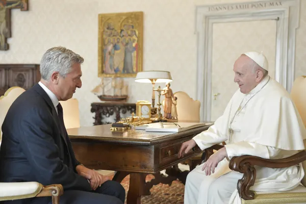 Filippo Grandi e Papa Francesco durante il loro colloquio, che è durato circa 50 minuti / Vatican Media / ACI Group