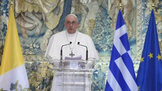 Papa Francesco in Grecia: “Nel mondo si vive un arretramento della democrazia”