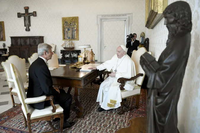 L'ambasciatore Di Nitto presenta le lettere credenziali a Papa Francesco, Palazzo Apostolico Vaticano, 19 febbraio 2022 | Vatican Media / ACI Group