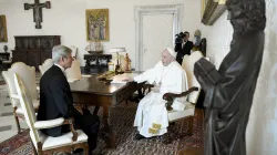 L'ambasciatore Di Nitto presenta le lettere credenziali a Papa Francesco, Palazzo Apostolico Vaticano, 19 febbraio 2022 / Vatican Media / ACI Group