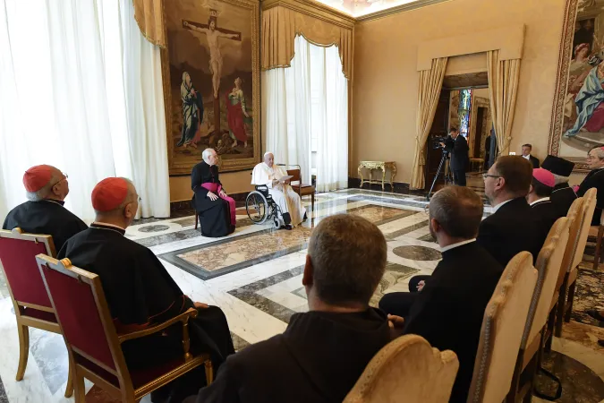 Papa Francesco durante l'udienza con i responsabili della Riunione Opere di Aiuto Alle Chiese Orientali, Palazzo Apostolico Vaticano, 23 giugno 2022 | Vatican Media / ACI Group
