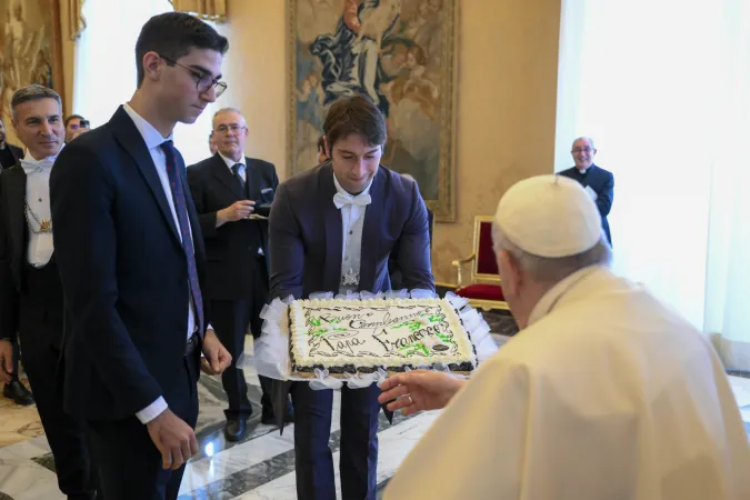 Papa Francesco riceve una torta di compleanno dai seminaristi di Roma, 17 dicembre 2022 | Vatican Media / ACI Group