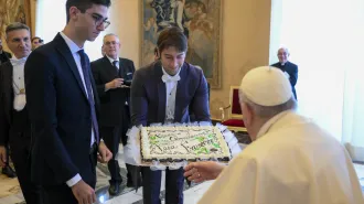 Papa Francesco compie 86 anni. Gli auguri di Mattarella e la CEI