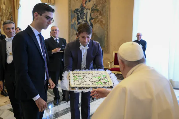 Papa Francesco riceve una torta di compleanno dai seminaristi di Roma, 17 dicembre 2022 / Vatican Media / ACI Group