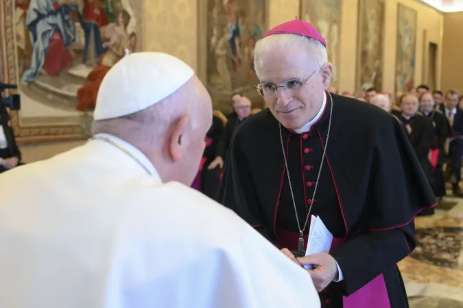 Papa Francesco saluta il vescovo Mariano Crociata, nuovo presidente COMECE | Vatican Media / ACI Group