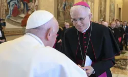 Papa Francesco saluta il vescovo Mariano Crociata, nuovo presidente COMECE / Vatican Media / ACI Group