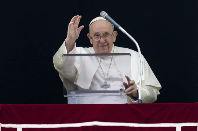 Papa Francesco | Papa Francesco dalla finestra del suo studio per la preghiera dell'Angelus | Vatican Media / ACI Group