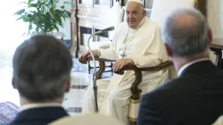 Papa Francesco con i rappresentanti della Città Patrimonio dell'Umanità, 13 aprile 2024 / Vatican Media / ACI Group