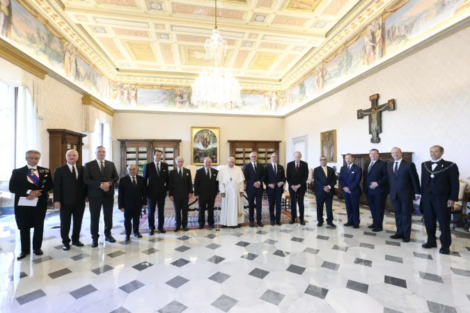 Papa Francesco, Ordine di Malta | Papa Francesco con Fra' John Dunlap e il suo seguito nell'udienza concessa il 19 giugno 2023 | Vatican Media / ACI Group
