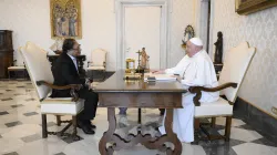 Papa Francesco con il presidente colombiano Gustavo Petro, Palazzo Apostolico Vaticano, 19 gennaio 2024 / Vatican Media / ACI Group