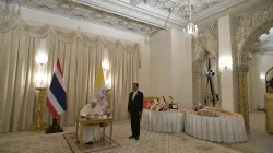 Papa Francesco firma il libro d'onore dopo l'incontro con il Primo Ministro, Bangkok, Palazzo Presidenziale, 21 novembre 2019  / Vatican Media / ACI Group