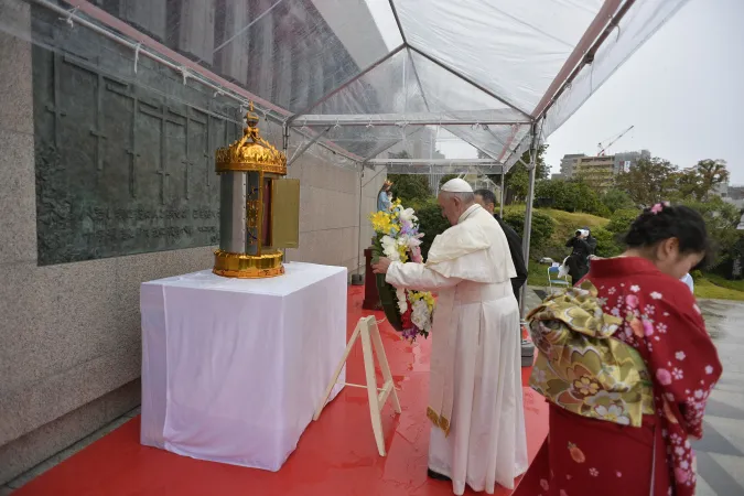Papa Francesco in preghiera davanti al luogo del martirio di Paolo Miki e compagni, Nagasaki, 24 novembre 2019 | Vatican Media / ACI Group