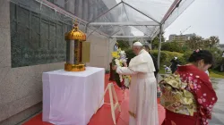 Papa Francesco in preghiera davanti al luogo del martirio di Paolo Miki e compagni, Nagasaki, 24 novembre 2019 / Vatican Media / ACI Group