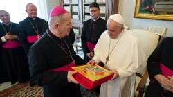 L'arcivescovo Ioan Robu di Bucharest fa un dono a Papa Francesco al termine dell'incontro della visita ad limina, Palazzo Apostolico Vaticano, 8 novembre 2018 / Vatican Media / ACI Group