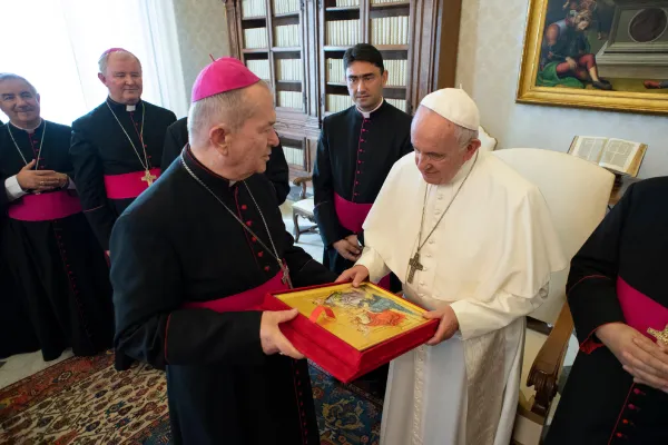 L'arcivescovo Ioan Robu di Bucharest fa un dono a Papa Francesco al termine dell'incontro della visita ad limina, Palazzo Apostolico Vaticano, 8 novembre 2018 / Vatican Media / ACI Group