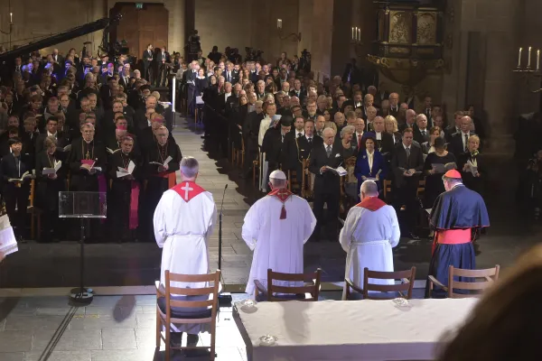 Papa Francesco, il pastore Yunan, il Cardinale Koch durante la preghiera comune nella Cattedrale Luterana di Lund, 31 ottobre 2016 / L'Osservatore Romano / ACI Group