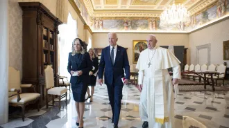 Papa Francesco e il presidente Biden, un lungo colloquio privato