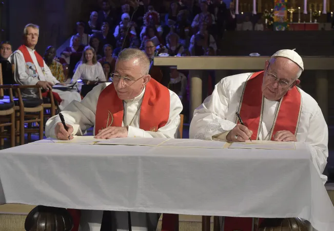 Papa Francesco e il vescovo luterano Yunan | Papa Francesco e il vescovo luterano Yunan firmano la dichiarazione comune, Lund, 31 ottobre 2016 | L'Osservatore Romano / ACI Group 
