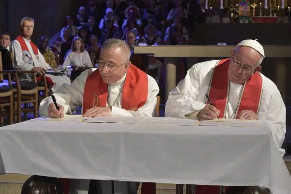 Papa Francesco e il vescovo luterano Yunan firmano la dichiarazione comune, Lund, 31 ottobre 2016 / L'Osservatore Romano / ACI Group 