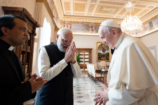 Papa Francesco e il Primo Ministro indiano Nareendra Modi, Palazzo Apostolico Vaticano, 30 ottobre 2021 / Vatican Media / ACI Group