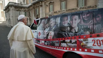 Papa Francesco benedice il “Bus Young Caritas” della Caritas Polacca