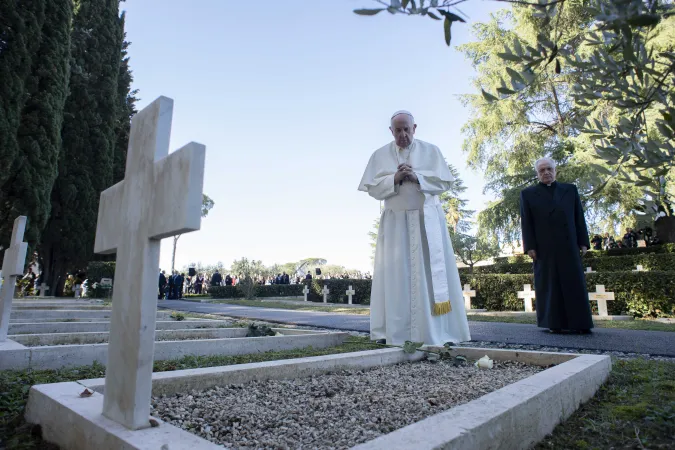 Papa Francesco, Cimitero Militare Francese | Papa Francesco in preghiera davanti le tombe del Cimitero Militare Francese, 2 novembre 2021 | Vatican Media / ACI Group