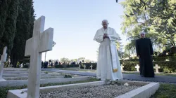 Papa Francesco in preghiera davanti le tombe del Cimitero Militare Francese, 2 novembre 2021 / Vatican Media / ACI Group