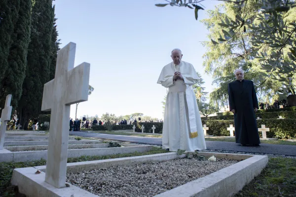 Papa Francesco in preghiera davanti le tombe del Cimitero Militare Francese, 2 novembre 2021 / Vatican Media / ACI Group