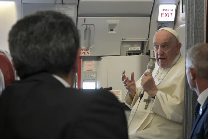 Papa Francesco durante la conferenza stampa in aereo di ritorno dal Kazakhstan, 15 settembre 2022 | Vatican Media / ACI Group