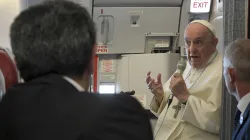 Papa Francesco durante la conferenza stampa in aereo di ritorno dal Kazakhstan, 15 settembre 2022 / Vatican Media / ACI Group