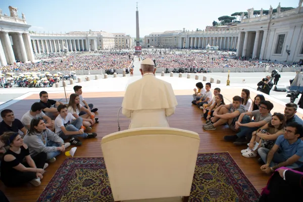 Papa Francesco durante l'incontro con i fedeli delle diocesi di Cesena e Bologna, Piazza San Pietro, 21 aprile 2018 / Vatican Media / ACI Group