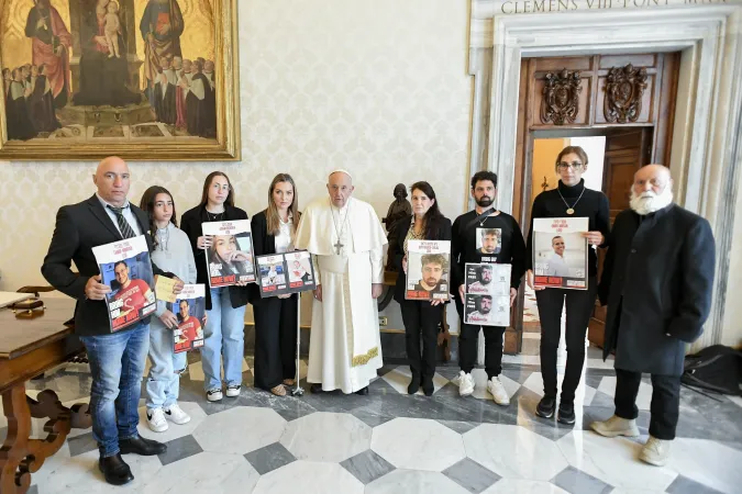 Papa Francesco, famiglie di ostaggi di Hamas | Papa Francesco con le famiglie degli ostaggi israeliani nelle mani di Hamas | Vatican Media / ACI Group