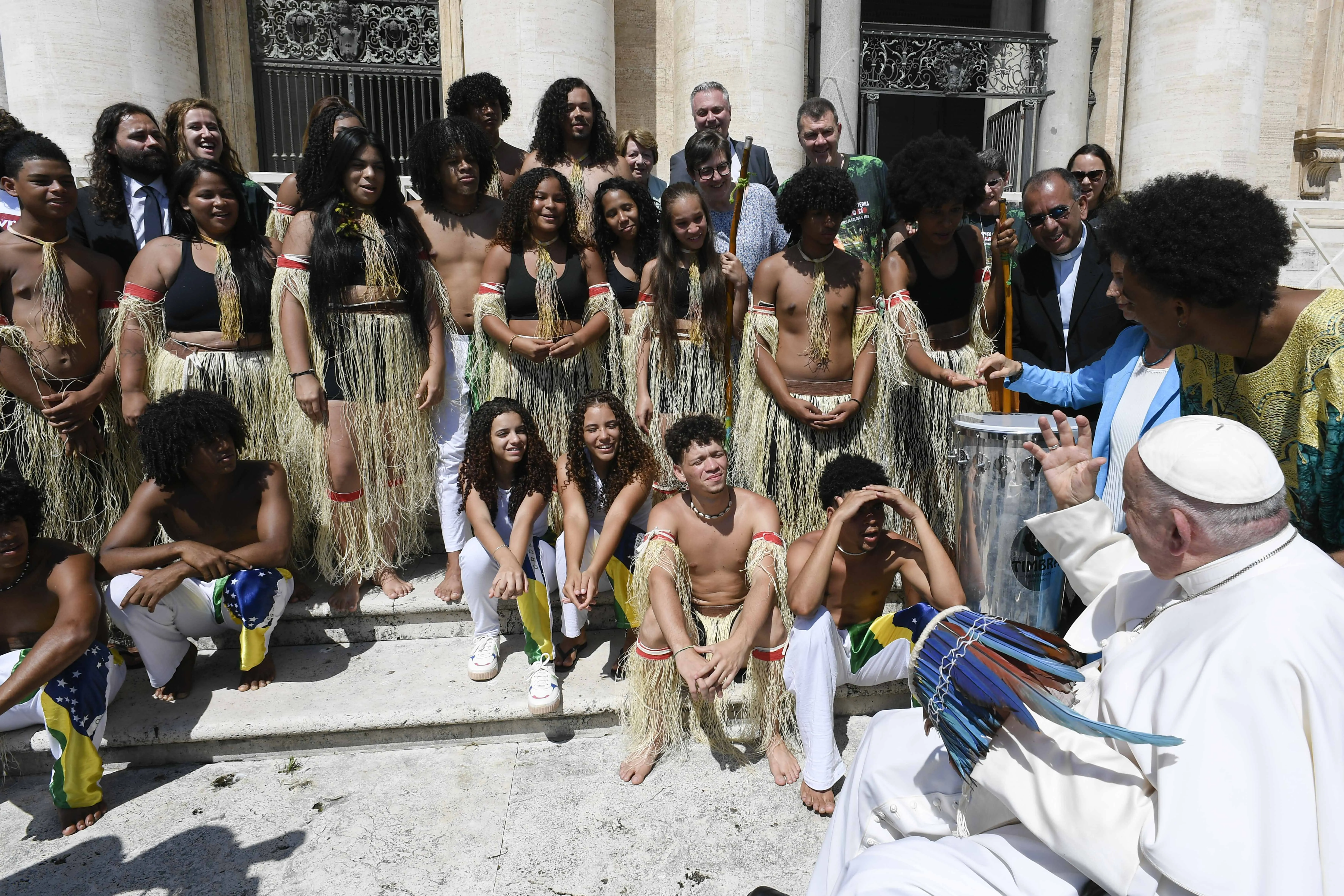 Papa Francesco e alcuni indigeni brasiliani