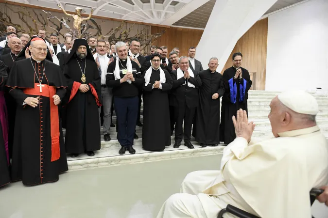 Papa Francesco, pellegrini di Ungheria | Papa Francesco saluta i pellegrini di Ungheria in Aula Paolo VI, 25 aprile 2024 | Vatican Media / ACI Group